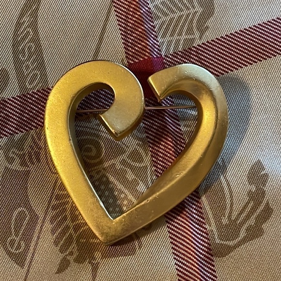 VINTAGE Gold Plated Large Heart Brooch - Picture 9 of 11